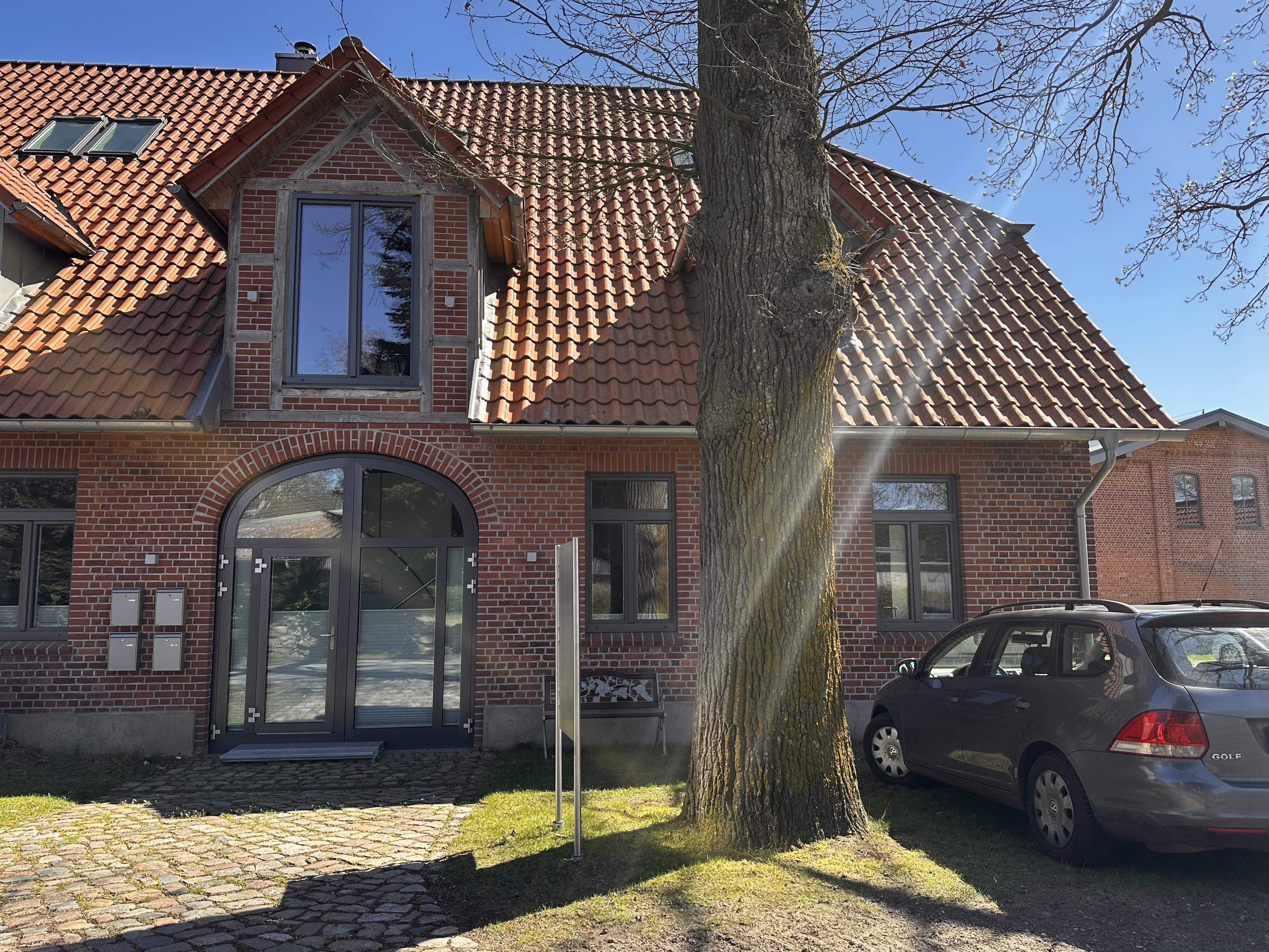 Außenansicht und Zugang zur Naturheilpraxis Bänder in Toppenstedt